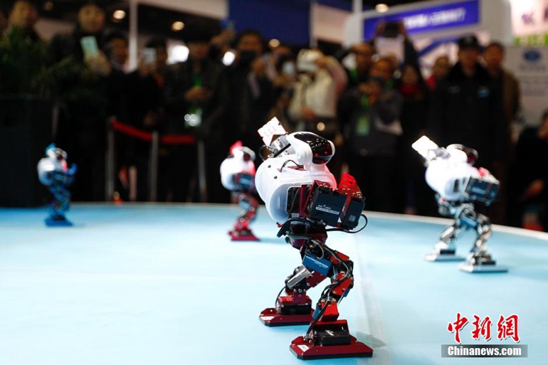 高清：2015世界机器人大会北京开幕 跳舞机器人吸睛
