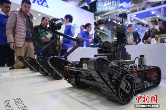 2015世界机器人大会开幕 国产反恐机器人亮相