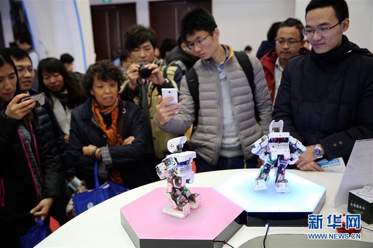  11月24日，参观者被两款能够跳舞的机器人吸引。新华社记者 金立旺 摄