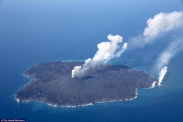 日本火山爆发长出小岛 两年扩大12倍