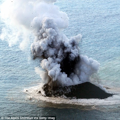 日本火山爆发长出小岛 两年扩大12倍