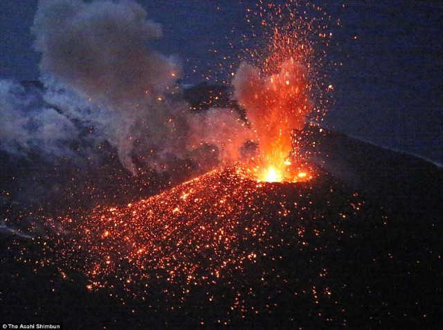 日本火山爆发长出小岛 两年扩大12倍