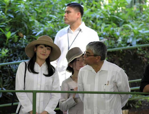 日本长公主首次出访海外 面对镜头眼神卖萌