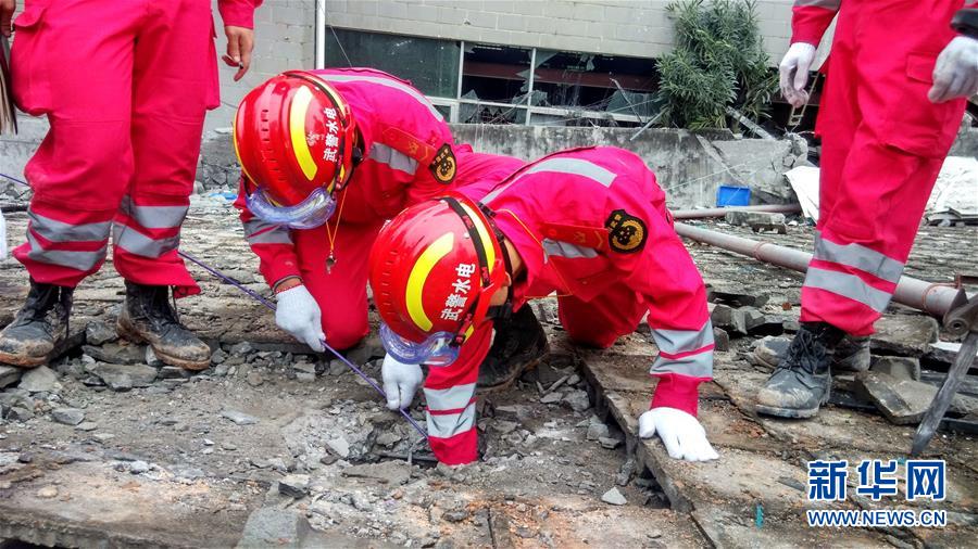 #（深圳滑坡）（1）救援部队利用“蛇眼生命探测仪”在现场搜救