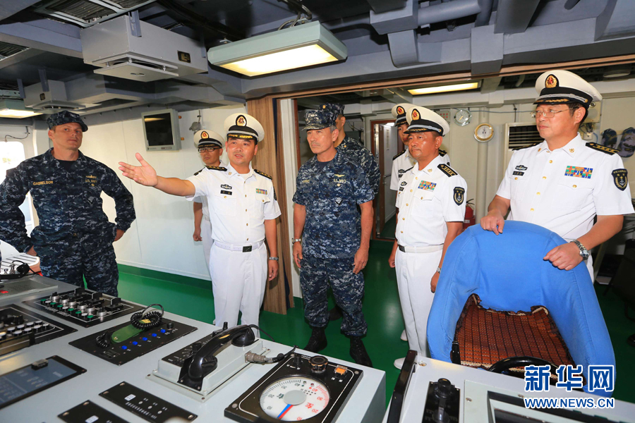 米海軍太平洋艦隊司令官、「済南艦」の操縦室を視察_中国網_日本語