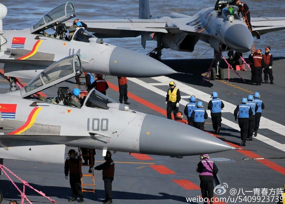 遼寧艦の甲板作業員、七色の作業服を着用