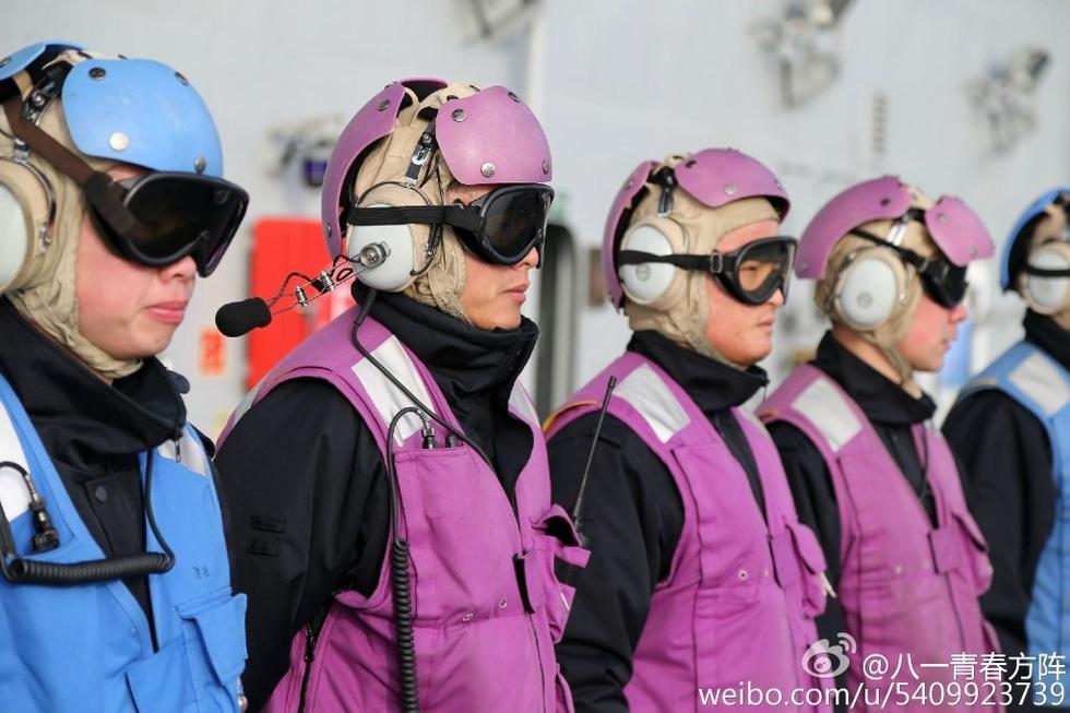 遼寧艦の甲板作業員、七色の作業服を着用