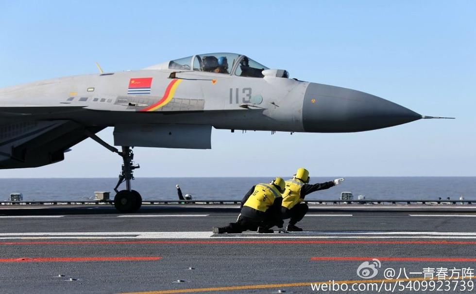 遼寧艦の甲板作業員、七色の作業服を着用