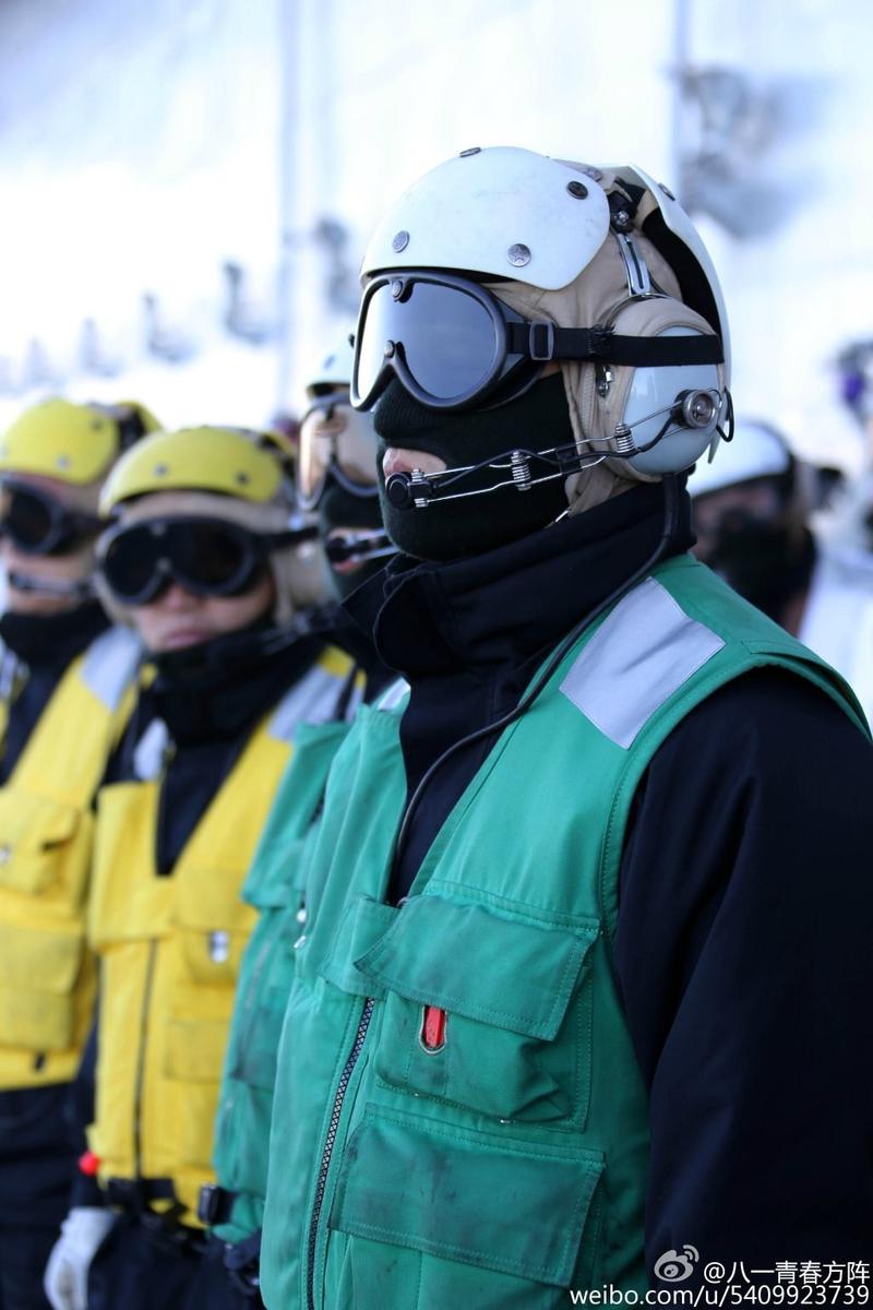 辽宁舰甲板机务兵着“七彩”装明确岗位