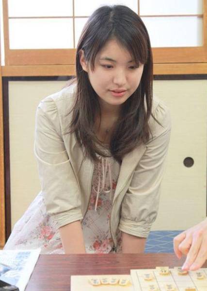 日本美女棋手网上走红 成宅男女神