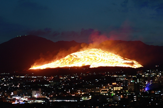 日本举行壮观“扇山火祭”。
