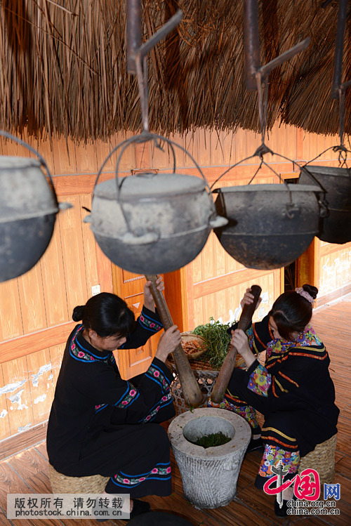 五色饭的染料确实全从植物得来。将枫叶及其嫩茎放在臼中捣烂，稍为风干后加水浸泡一天一夜，把水加热（切忌煮开）后揉搓枫叶，以增加枫叶汁的浓度，如此反复加热、搓揉几次，用纱布把叶渣滤净，即取得黑染料液。趁热倒入糯米泡上一夜，就成了黑米。