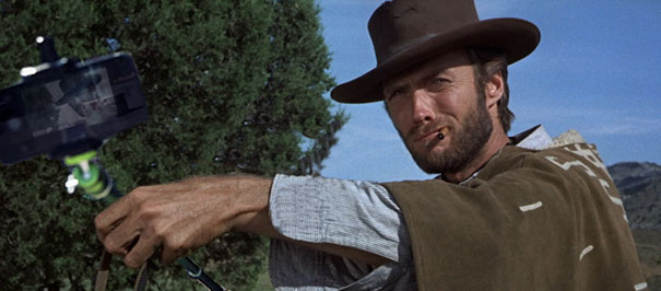 神PS又来了！ 电影中手枪变自拍杆会怎样？