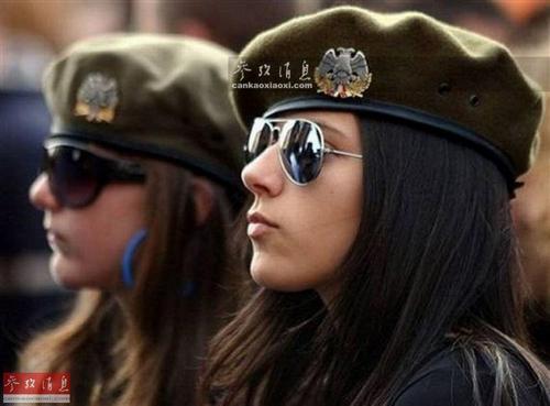 图为两名芬兰女兵合影。