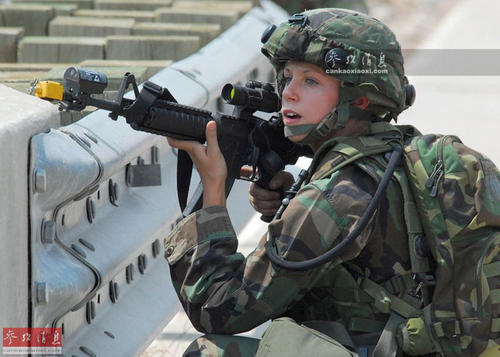 图为驻扎在美国新墨西哥州科特兰空军基地的美军女兵Gonzalez在进行模拟实战训练。