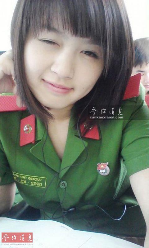 图为越南军队女兵自拍。