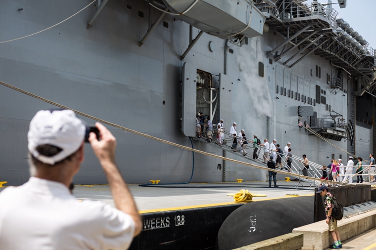 米海軍の強襲揚陸艦「バターン」を見学