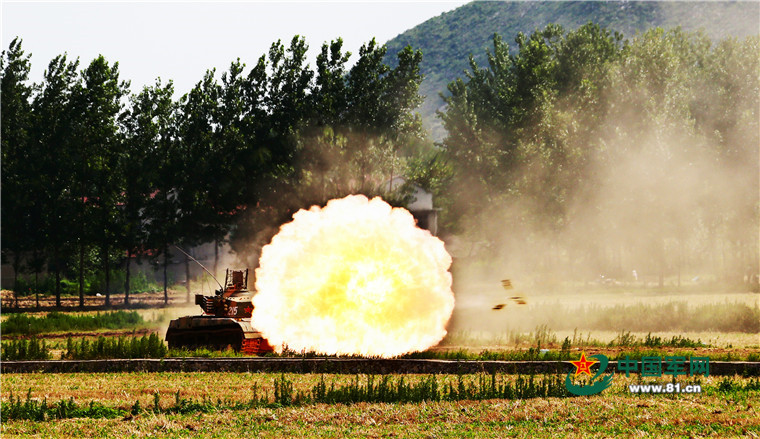6月20日，第12集团军某装甲旅在皖北山区进行实弹射击。赵聪 摄