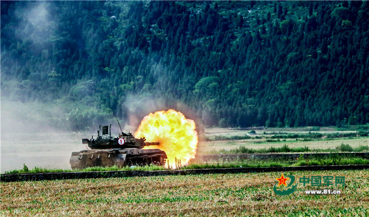6月20日，第12集团军某装甲旅在皖北山区进行实弹射击。赵聪 摄