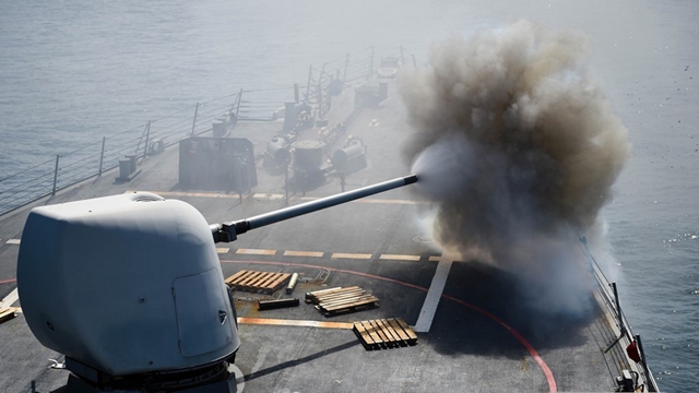 米軍イージス艦、南中国海で発砲