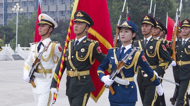 「強軍のストーリーを伝える」 メディアが解放軍儀仗隊を訪問_中国網_日本語
