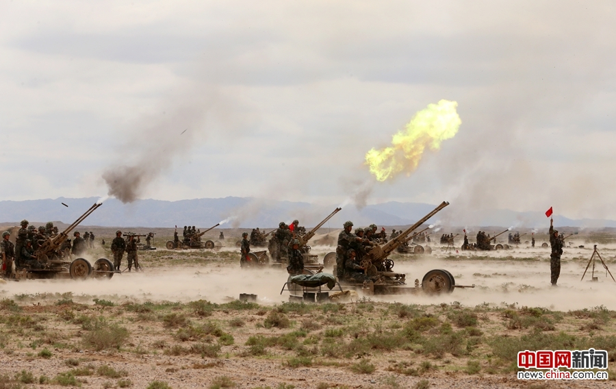 地域間演習「火力-2016山丹B」　年季の入った兵器で実射