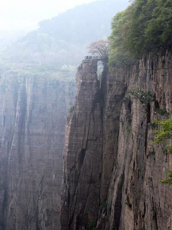 道なき道を行かねばたどり着けない世界一危険な村が中国に！