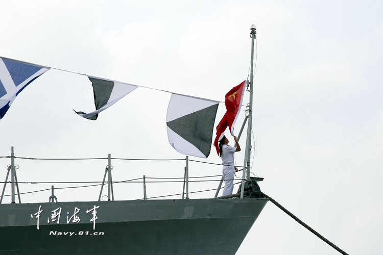 中国国産の初代ミサイル駆逐艦「南昌」の退役式が開催
