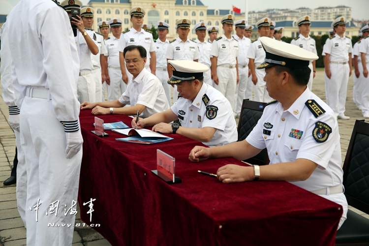中国国産の初代ミサイル駆逐艦「南昌」の退役式が開催