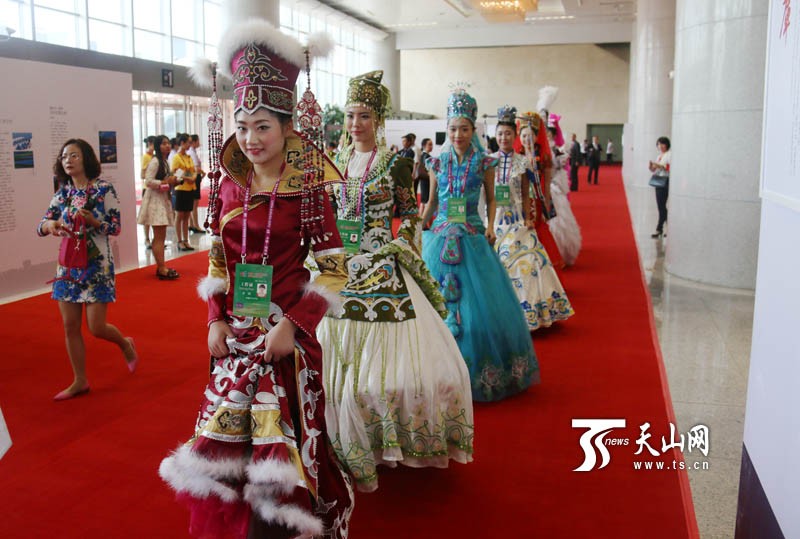 第五届中国—亚欧博览会上，身穿靓丽服饰的模特。