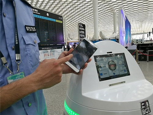 中国初の警備ロボット、深センの空港をパトロール