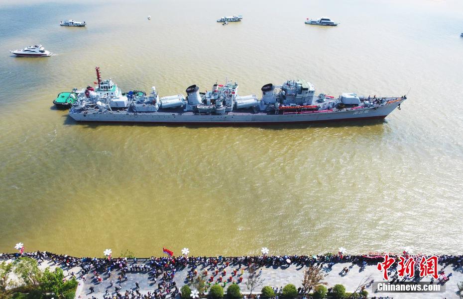 中国初代ミサイル駆逐艦「南昌艦」が退役　軍事テーマパーク建設へ
