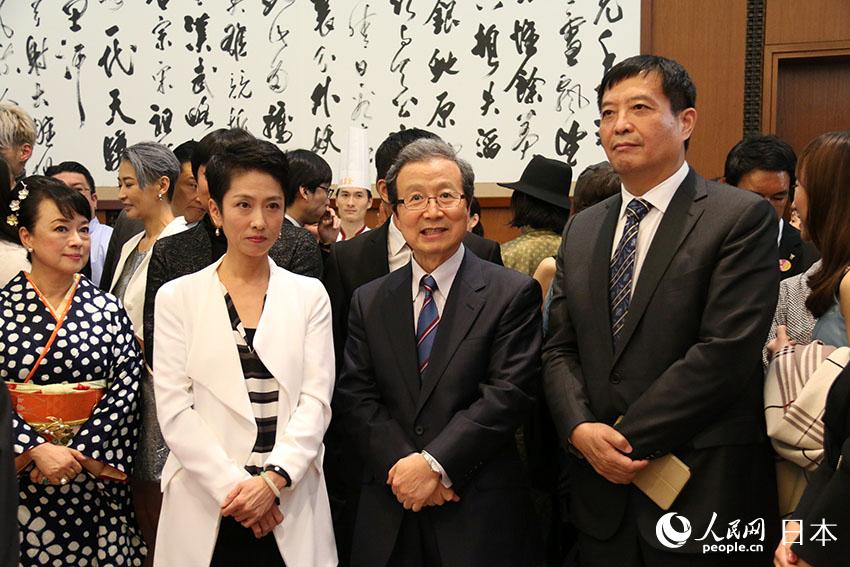 程永华大使与莲舫代表、北京电影学院党委书记侯光明、翁倩玉在一起