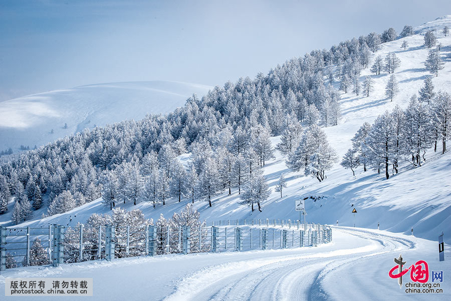 新疆ハミ市の東天山　絵のような雪景色