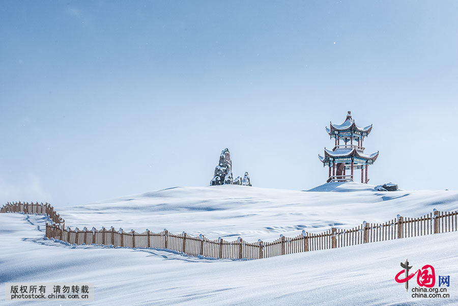 新疆ハミ市の東天山　絵のような雪景色