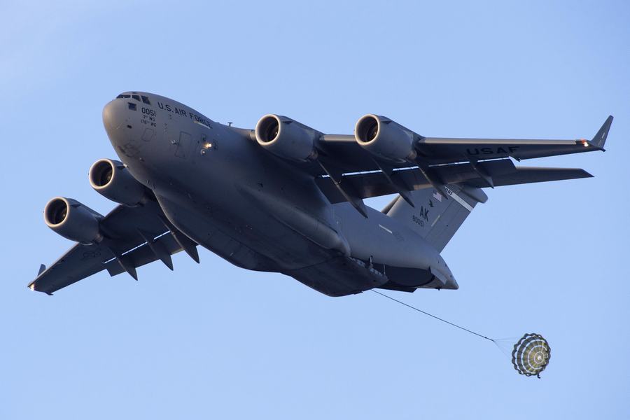 米C17輸送機、空から投下したものとは_中国網_日本語 米C17輸送機、空から投下したものとは_中国網_日本語