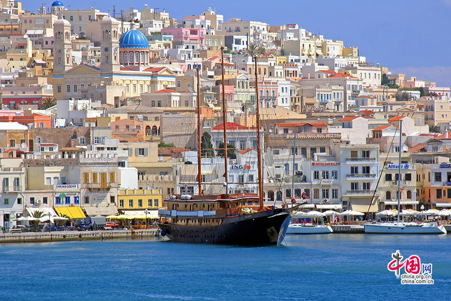 エーゲ海、青い海に浮かぶ小島