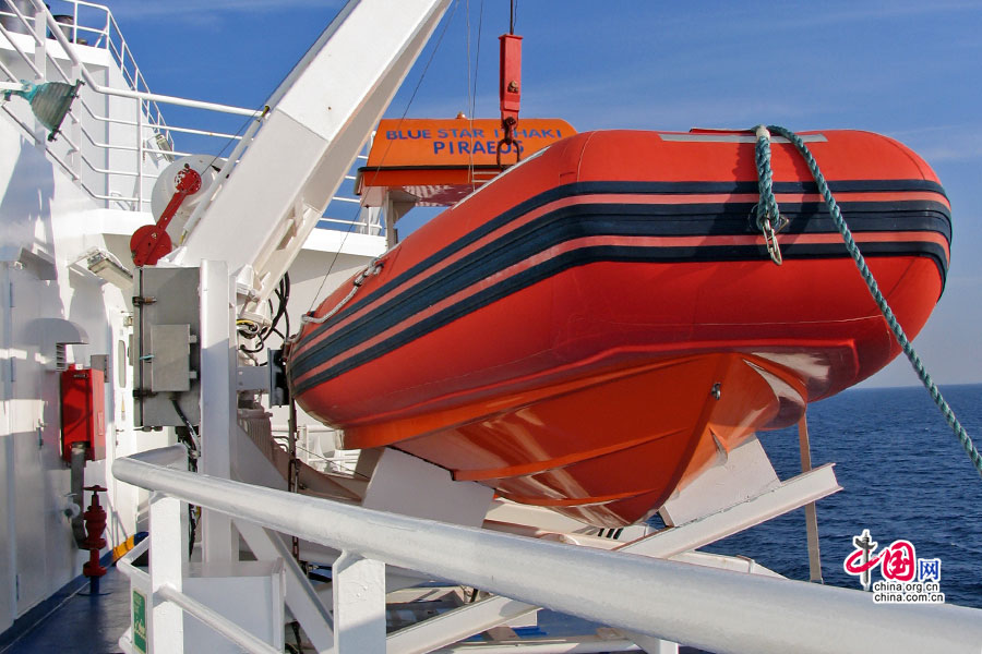 エーゲ海、青い海に浮かぶ小島