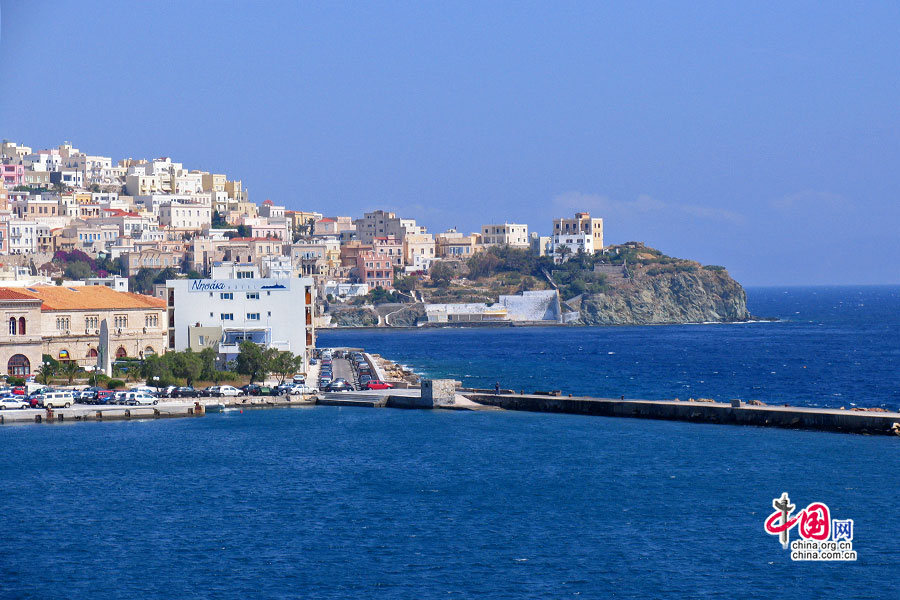 エーゲ海、青い海に浮かぶ小島