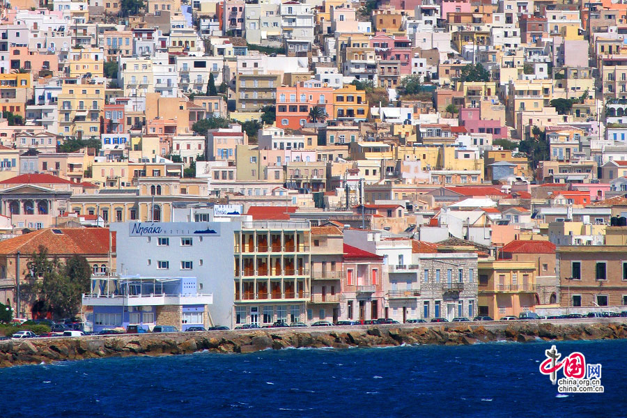 エーゲ海、青い海に浮かぶ小島