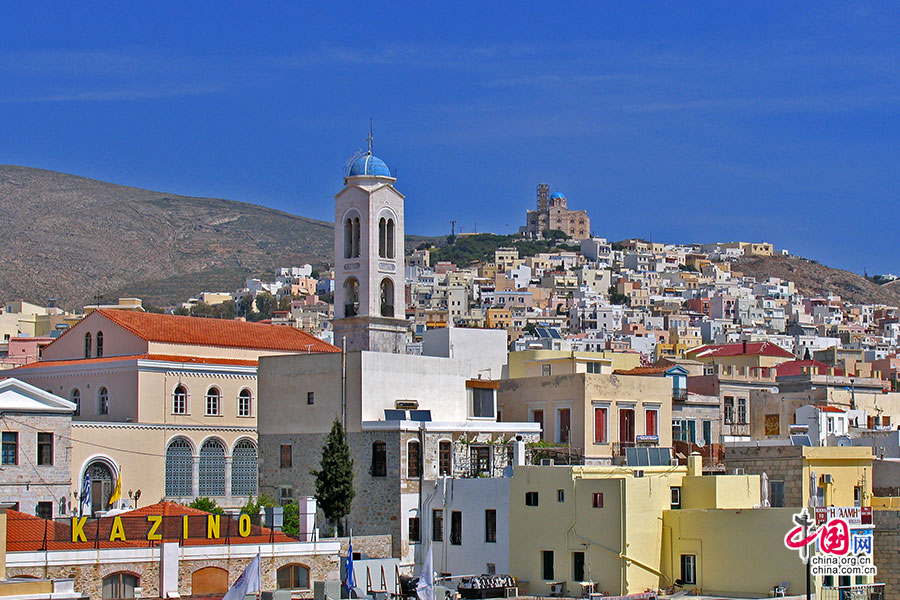 エーゲ海、青い海に浮かぶ小島