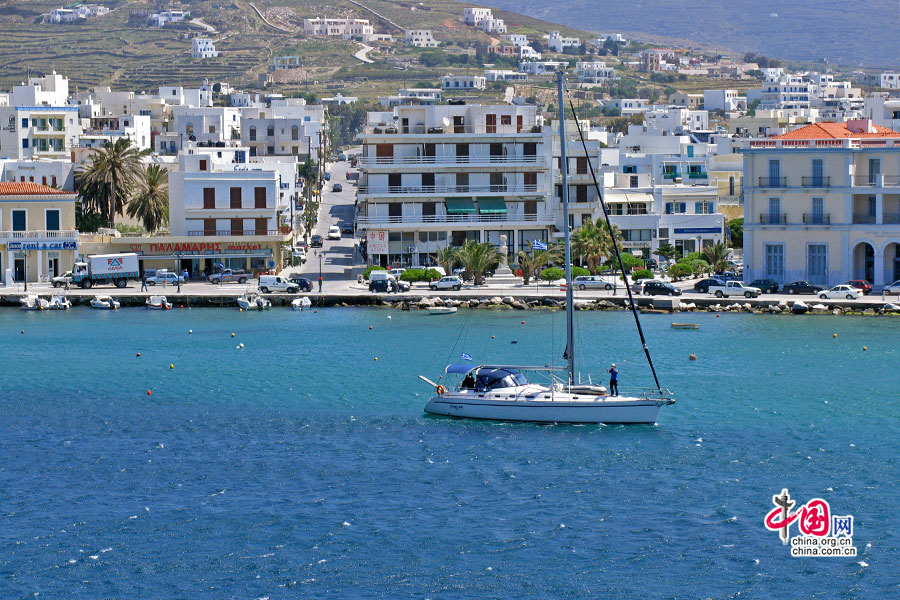 エーゲ海、青い海に浮かぶ小島