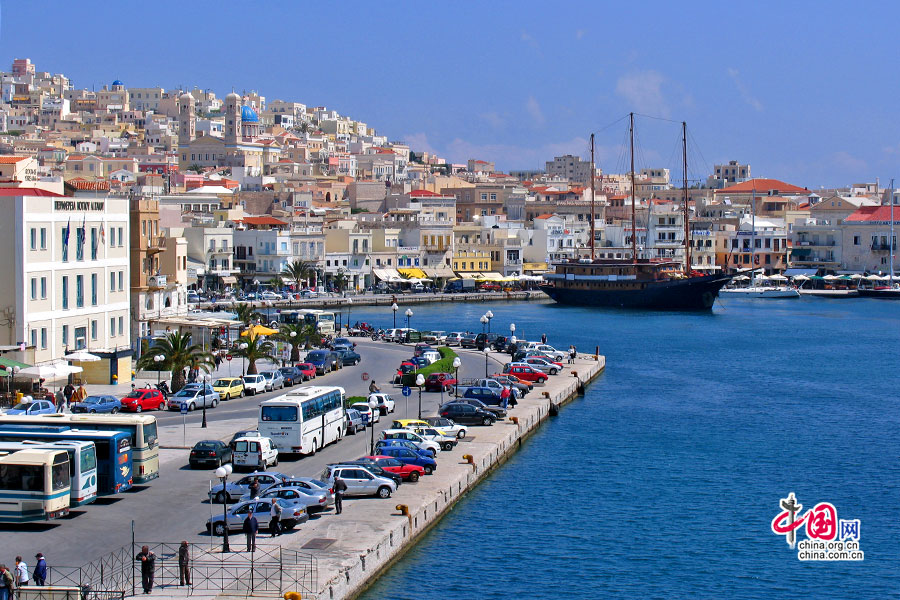 エーゲ海、青い海に浮かぶ小島