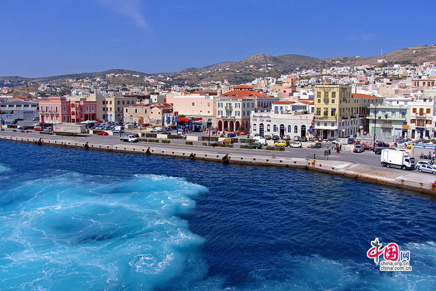 エーゲ海、青い海に浮かぶ小島