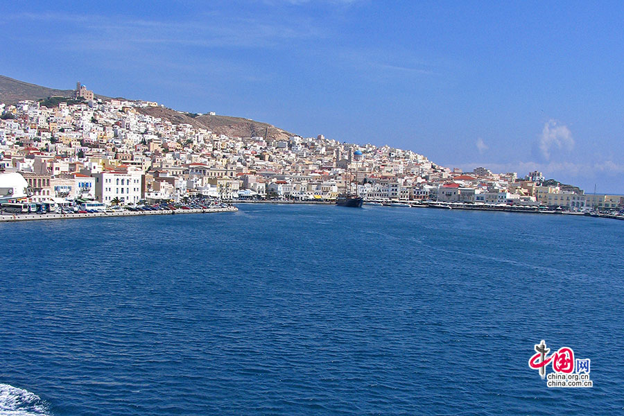 エーゲ海、青い海に浮かぶ小島