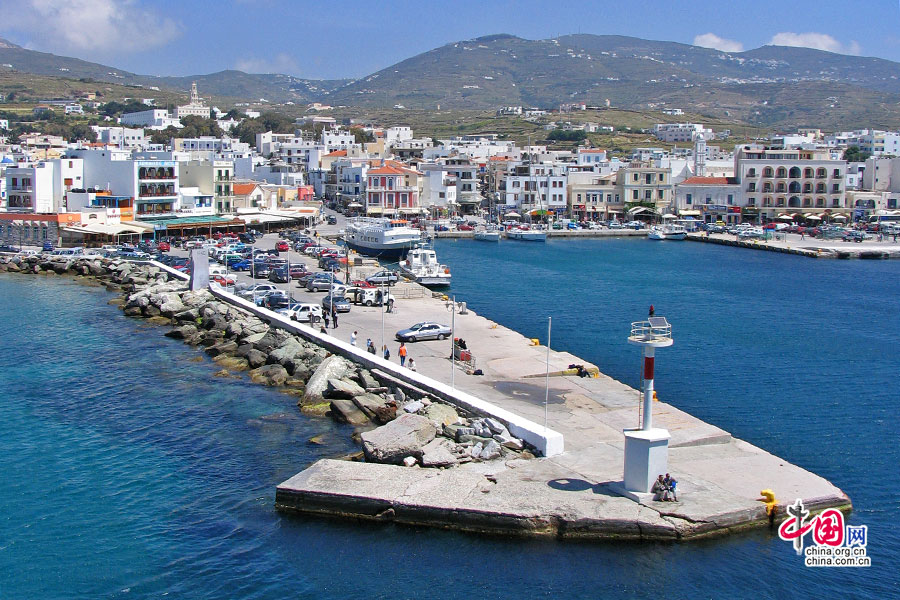 エーゲ海、青い海に浮かぶ小島