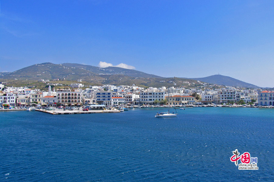 エーゲ海、青い海に浮かぶ小島