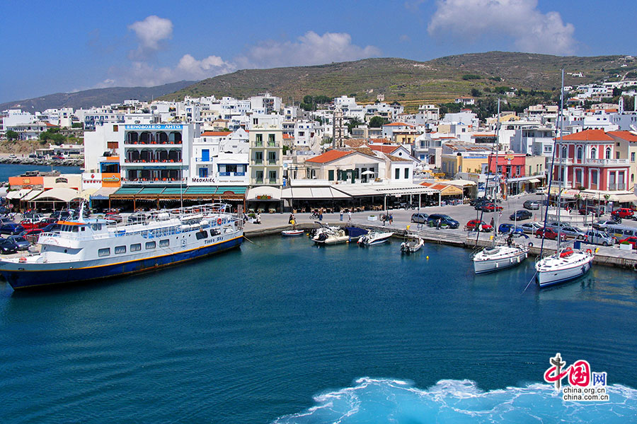 エーゲ海、青い海に浮かぶ小島