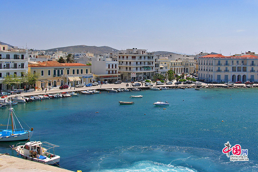 エーゲ海、青い海に浮かぶ小島