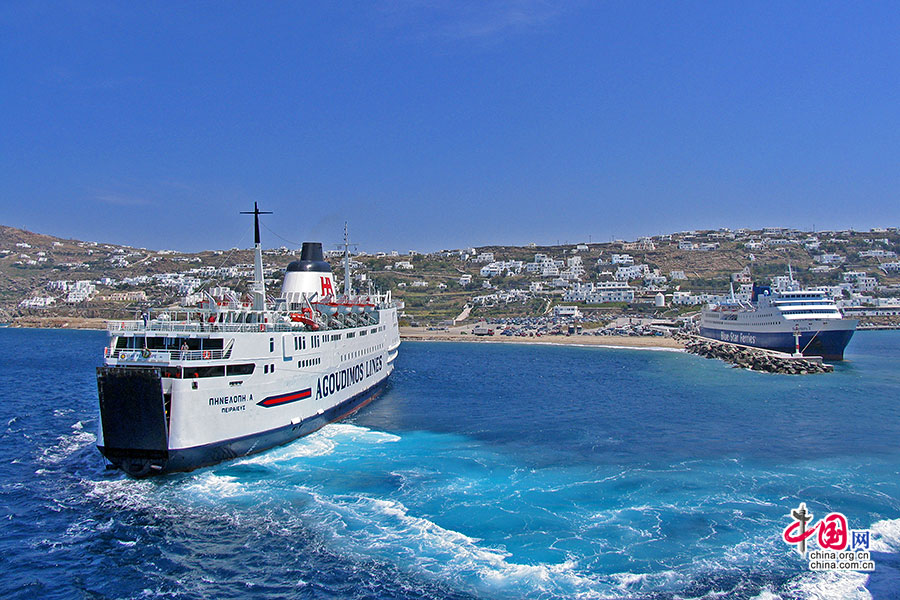 エーゲ海、青い海に浮かぶ小島